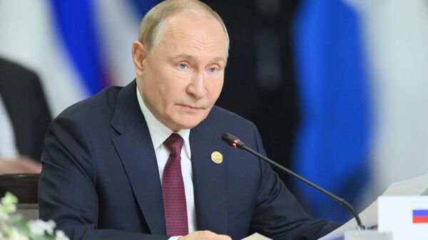 Президент РФ Владимир Путин на заседании глав делегаций стран БРИКС в расширенном составе