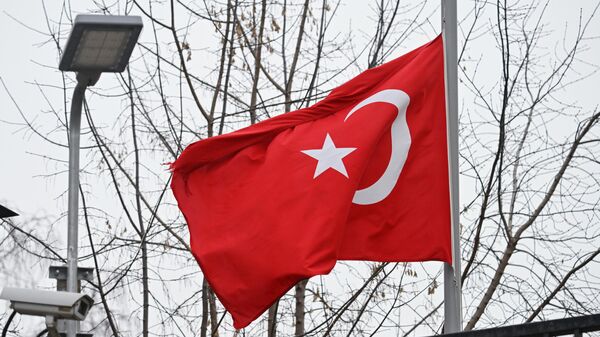 Флаг у посольства Турции, приспущенный в день траура по погибшим в пожаре на курорте Карталкая