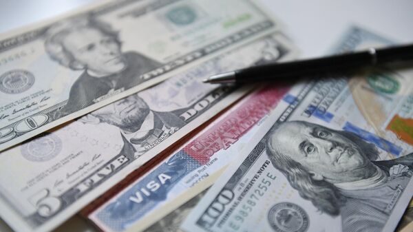 Денежные купюры США и американская виза