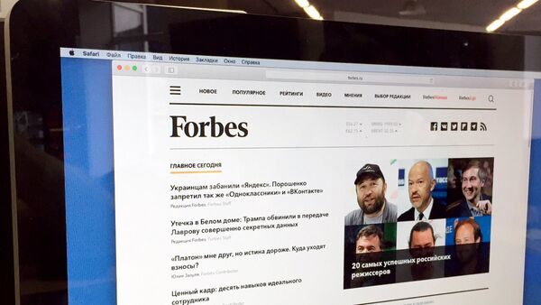 Главная страница сайта Forbes.ru на экране монитора