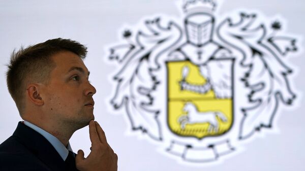 Логотип Тинькофф банка на Петербургском международном экономическом форуме
