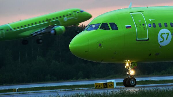 Самолет авиакомпании S7 Airlines на взлетно-посадочной полосе аэропорта Домодедово