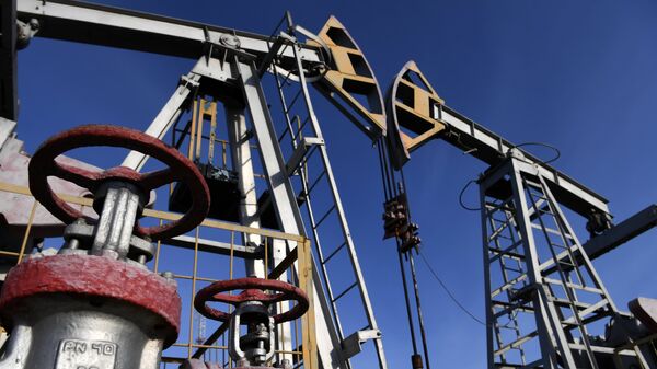 Добыча нефти.
