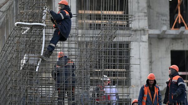 Рабочие на строительной площадке ЖК Ситибэй на Волоколамском шоссе в Москве